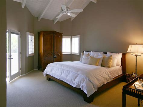 Our color recommendations are representative of the paint color featured in each image but many factors, like lighting, time of day, adjacent materials (rugs and bedding) and paint finish (flat, eggshell, satin or. Uncategorized,Breathtaking White Wall Paint Small Bedroom Ideas With Enchanting King Bed And ...