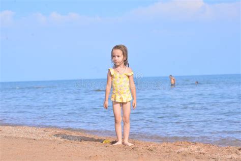 Милые счастливые дети играя в море на пляже Стоковое Изображение изображение насчитывающей