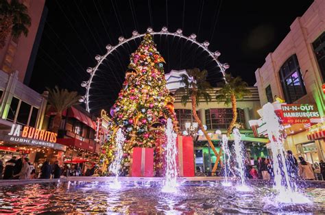 Photos Tis The Season For Holiday Cheer On The Las Vegas Strip The Nevada Independent
