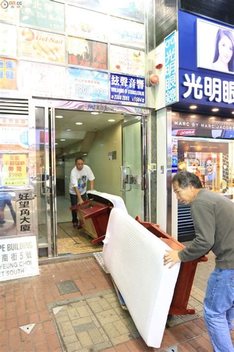 一宗執法人員光顧 無 牌 按 摩 店 的新聞今日成為城中熱話，掀起坊間一片熱議，警方在4年前宣傳 按 摩 院條例的教育片段亦在網上熱傳，根據法例. 男警「放蛇」搗破無牌按摩「鵝店」｜即時新聞｜港澳｜on.cc東網