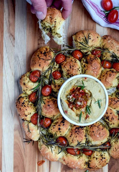 It's the perfect baked good for your holiday table. easy 5 ingredient Christmas Bread Sharing Wreath | Frozen ...