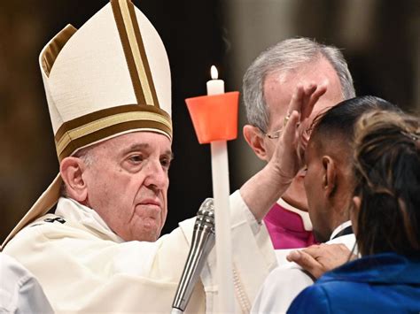 Pope Francis Carries Easter Candle In Solemn Rite Perthnow