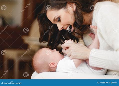 Gelukkige Moeder Met Pasgeboren Baby Stock Foto Image Of Baby