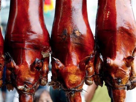 Menyiapkan daging babi untuk dipanggang. Makanan Haram | The United Muslim Foundation