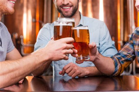 两位男士碰杯畅饮图片 正在喝啤酒的两位男士素材 高清图片 摄影照片 寻图免费打包下载