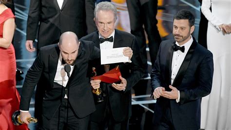 See Warren Beatty Announce Wrong Oscars Best Pic Winner
