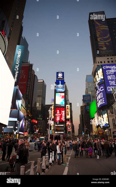 New York Usa December 27 2014 The Lights Of Times Square Draw