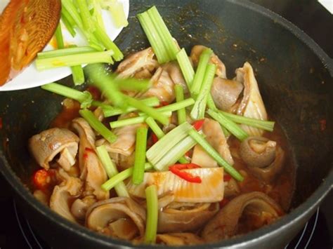 Căn bản là vì món dạ dày heo này măm ngon lắm cơ, làm sạch và sơ chế đúng cách miếng dạ dày sẽ giòn sần sật, không hề bị ngấy khi măm. Dạ dày heo giòn giòn xào cay ngọt
