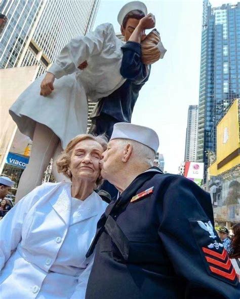 二战日本宣布投降一位水兵亲吻女护士纪念二战结束没想到是个误会