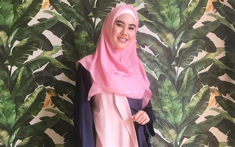 Ini merupakan pengalaman pertama bagi pengantin pria tapi bukan yang pertama bagi sang pengantin perempuan. Cantik Pakai Gaun Putih Bak Pengantin, Kartika Putri ...