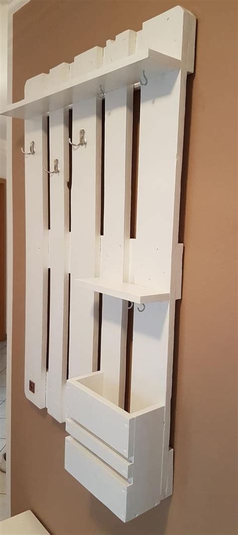 Suchbegriffe, das land oder die region aus der der zugriff erfolgt, sowie der anteil von mobilen endgeräten, die auf unsere webseiten zugreifen. Palettenmöbel Garderobe in Weiß | Möbel aus paletten ...