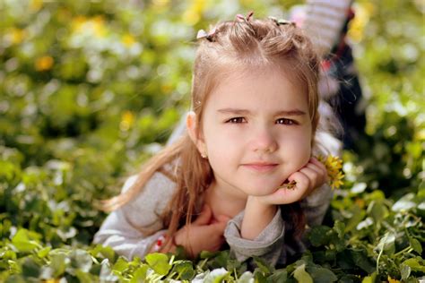 Kostenlose Foto Gras Person Menschen Pflanze Mädchen Fotografie Wiese Blume Porträt