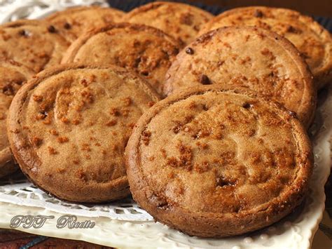 Distribuite i biscotti su una placca foderata con carta. Biscotti secchi alla cannella, senza burro e senza uova ...