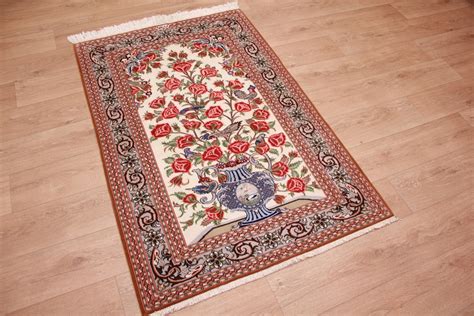 Der flor ist jedoch in der regel aus schurwolle, die teils mit einem konturenschnitt versehen und für verschiedene effekte mit weiteren stoffen, wie z.b. Perser Teppich Ghom reiner Schurwolle