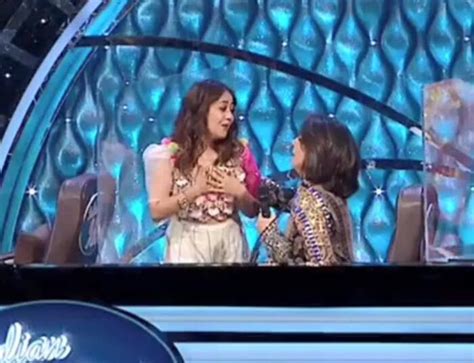 Indian Idol 12 Neetu Kapoor Gives Shagun To Neha Kakkar Says This Is From My And Rishi Jis Side