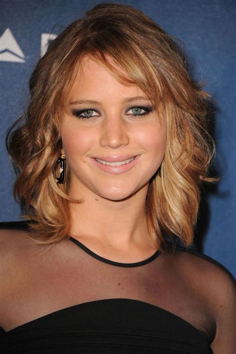 The hairstyle barely touches the shoulders and can be parted to the side or in the middle. 30 Medium Hairstyles for Thick Hair To Complement Your ...
