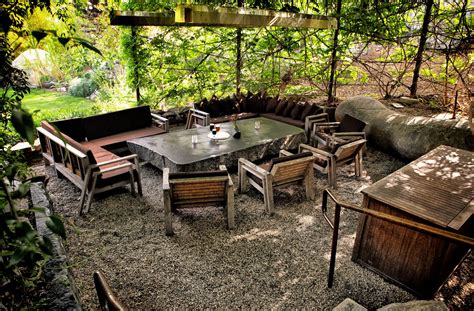 Very Relaxing Outdoor Seating Area With Pea Gravel Beautiful Table