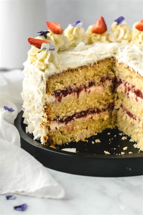 Die mascarponecreme locker auf dem kuchen verteilen und mit den restlichen erdbeeren und der frischen minze dekorieren. ERDBEER KOKOS TORTE mit Mascarponecreme | Rezept in 2020 ...