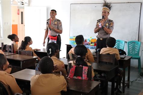 Binmas Noken Polri Gelar Polisi Pi Ajar Di Sd Yppk Tiga Raja Kabupaten