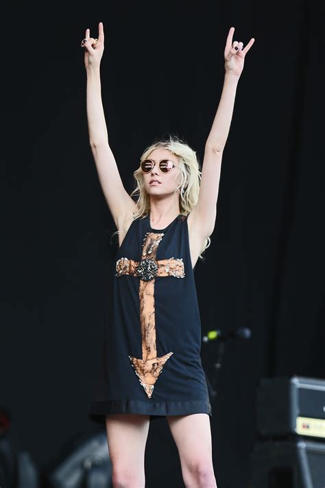 Taylor Momsens The Pretty Reckless Makes History As First Female
