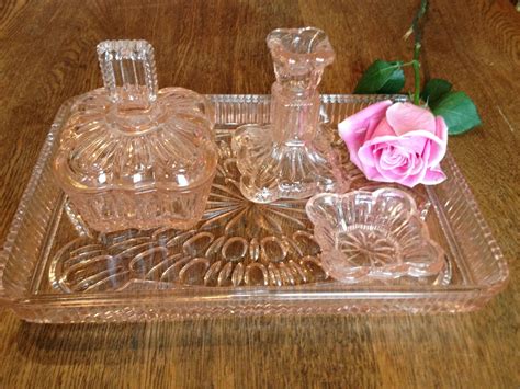 The middle object grounds the display. http://heavenlyhomesandgardens.co.uk/wp-content/uploads ...