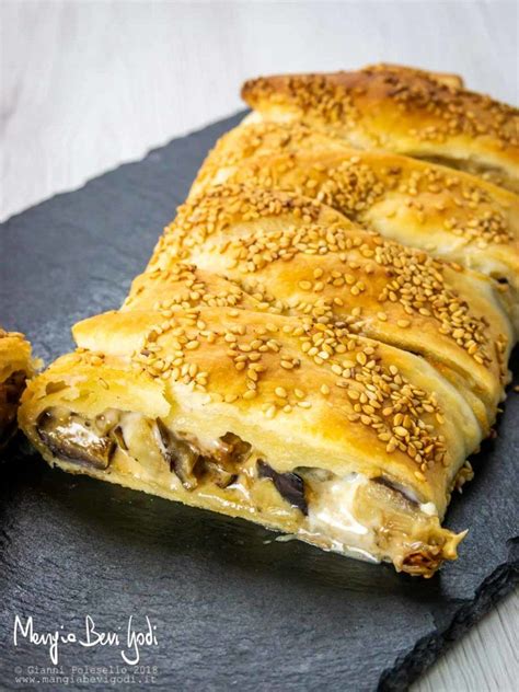 Melanzane, zucchine, peperoni, spinaci, pomodorini, cavolfiori, carciofi e asparagi, insomma basta scegliere la verdura preferita e il gioco è fatto! Strudel salato con casatella e melanzane - Pochi ...