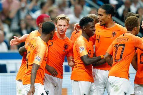 Het nederlands elftal heeft zich eindelijk weer gekwalificeerd voor een groot eind toernooi! Grote verrassingen in voorselectie Nederlands elftal · Mee ...