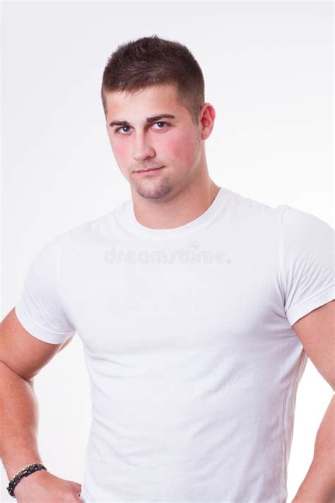 Camiseta Blanca Que Lleva Hermosa Feliz Del Hombre Joven Imagen De