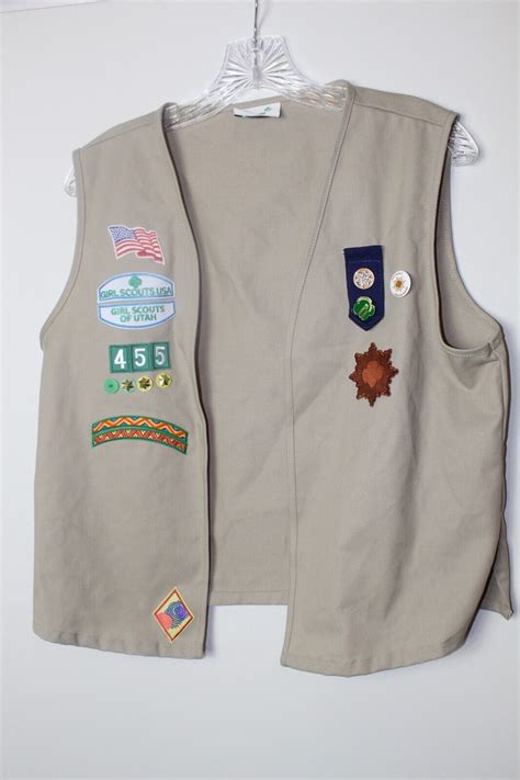 Girl Scout Cadette Senior Vest Uniform Size Medium Beige With Badges