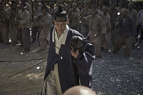 Lee chung is a prince of joseon, but he has been taken hostage to the qing dynasty. '군도: 민란의 시대' 강동원, '조선패션' 완전정복…힘과 아름다움의 조화 | JTBC 뉴스