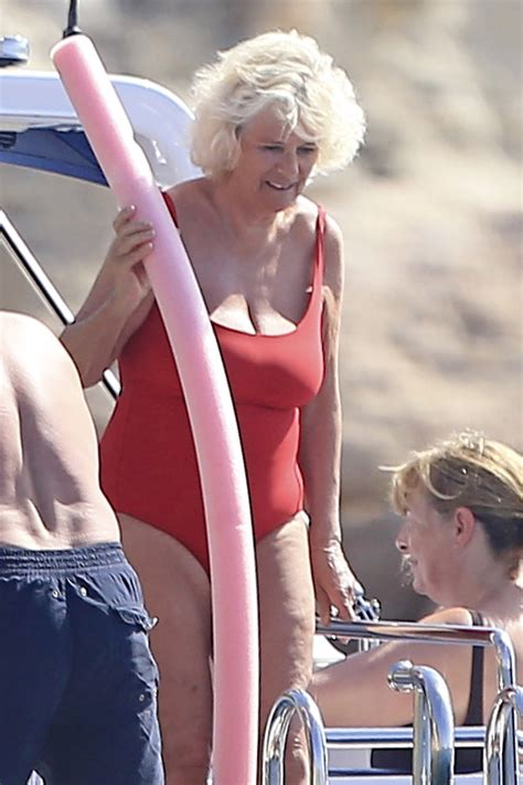 Hilarant Mus E Hypocrisie Camilla Parker Bowles Swimsuit Cours De Collision Artificiel Pi Ce