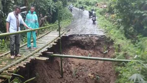 Berdasarkan laporan bpbd, insiden banjir bandang dipicu oleh hujan dengan intensitas tinggi. Jembatan Renggarasi Sikka NTT Ambrol Dihantam Banjir ...