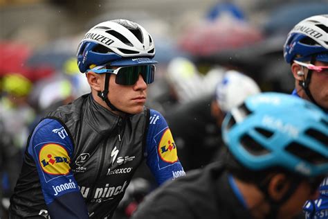 De renners krijgen vandaag 35 kilometer toscaanse grindwegen voor de wielen geschoven. Remco Evenepoel habla sobre su retiro del Giro de Italia ...