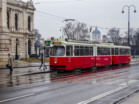무료 이미지 비엔나 거리 시가 전차 시티 오스트리아 건축물 울타리 수송 운송 수단 철도 차량 선로 노면 대중 교통 가로등 전기 네트워크 경계표