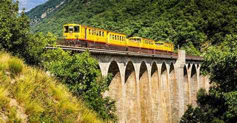 Le Train Jaune Dans Les Pyrénées Catalanes Canigou Conflent