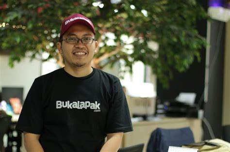 Beberapa karyawan juga terlihat menangis dan berpelukan karena sedih. Enam Gerai Giant Tutup, Apa Kata Bos BukaLapak? - Info ...