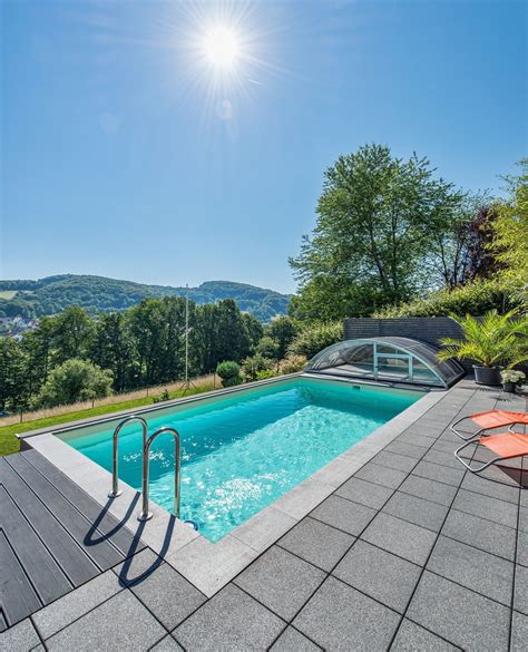 Daher bieten wir lösungen für die installation eines pools auch in einem kleinen garten an. Pool in kleinem Garten | Schwimmbad-designs, Pool für ...