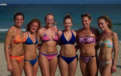 Group Of Girls Summer Sun Playing Bikini Bikinis Freundinnen