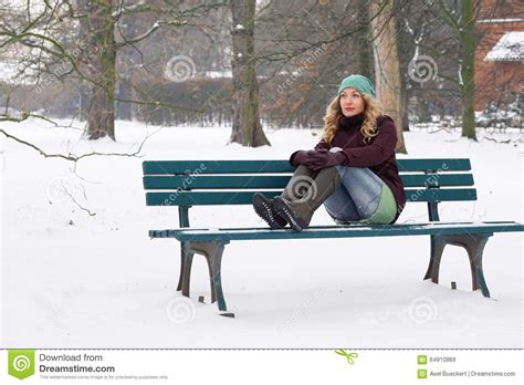 Einsame Frau Die Auf Parkbank Im Winter Sitzt Stockbild Bild Von