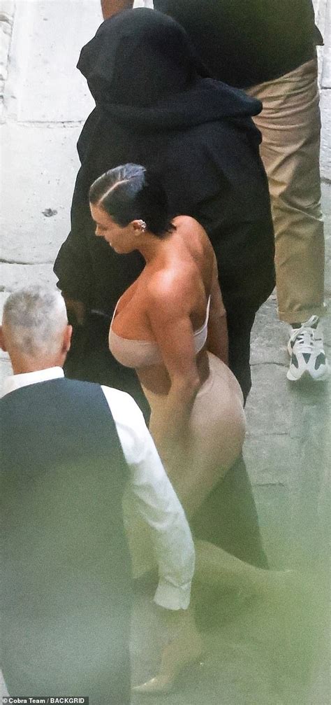 Kanye West S Wife Bianca Censori Flashes Busty Cleavage In Bra Hot Sex Picture
