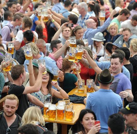 wiesn vorbereitungen knödel and ochs auf eis vorkochen fürs oktoberfest welt