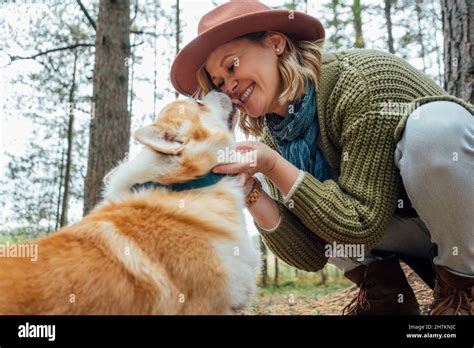 Hund Leckt Frau Fotos Und Bildmaterial In Hoher Auflösung Alamy