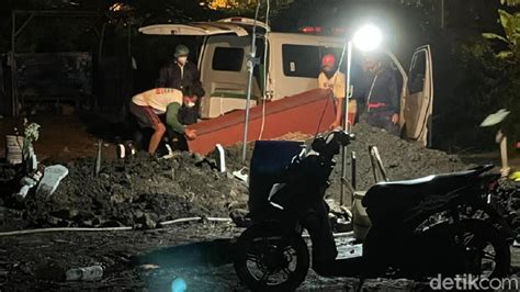 Petugas Makam Covid 19 Di Sidoarjo Bekerja Tanpa Apd