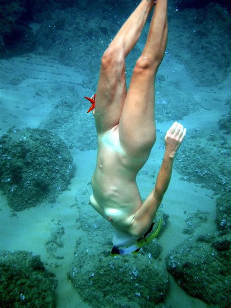 Girlfriend Nude Diving Photo