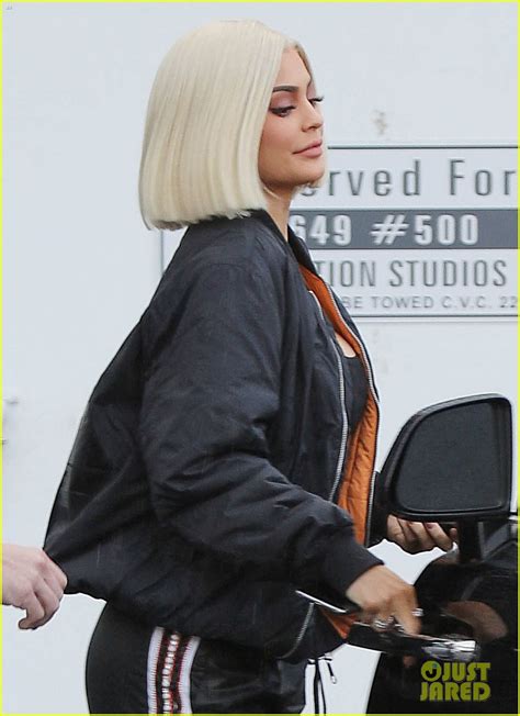 Kylie Jenner Shows Off New Blonde Bob Hairstyle Photo 3842034 Kylie