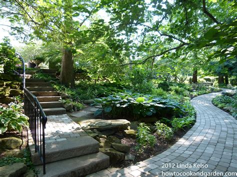 Shaded Garden Walkway at Fellows Riverside Gardens, Youngstown, OH | Tuin