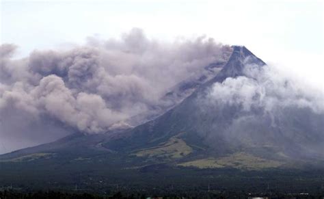 Mayon Volcano Mayon Wikipedia Explosions Shook The Mayon Volcano