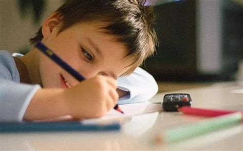 幼儿园小朋友千奇百怪的握笔姿势：会影响视力与学习，家长别大意 知乎