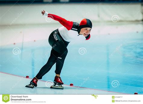 De Jonge Schaatsers Van De Meisjessnelheid Op Een Renbaan Het Schaatsen