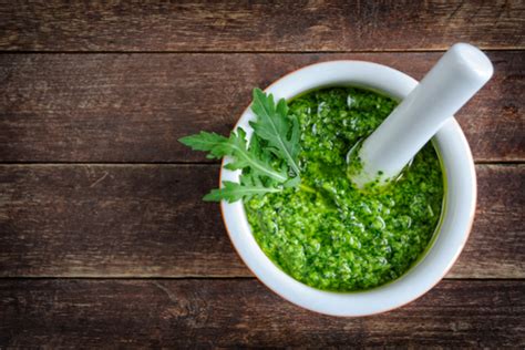 Rucola proprietà terapeutiche e nutrizionali. Ricette erbe spontanee: dalla raccolta all'impiego in cucina
